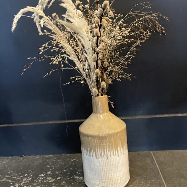 Bouteille écrue et fleurs séchées