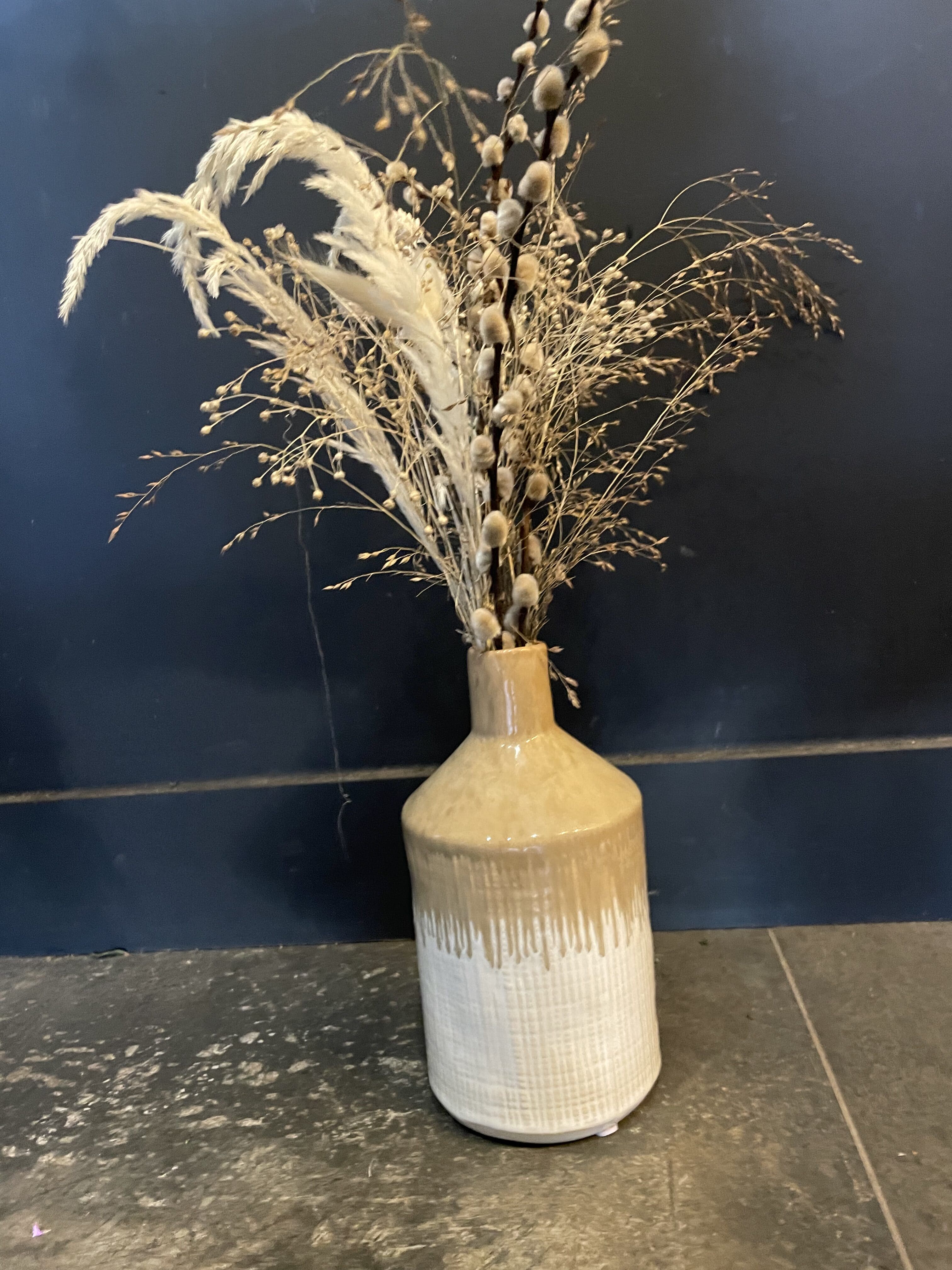 Bouteille écrue et fleurs séchées Bouteille écrue et fleurs séchées